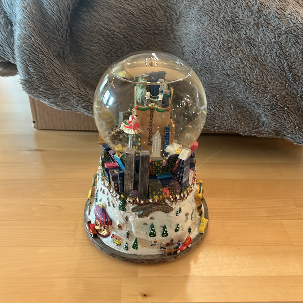 Vintage Bloomingdale’s snow globe from 2001, NYC - Picture 5 of 5